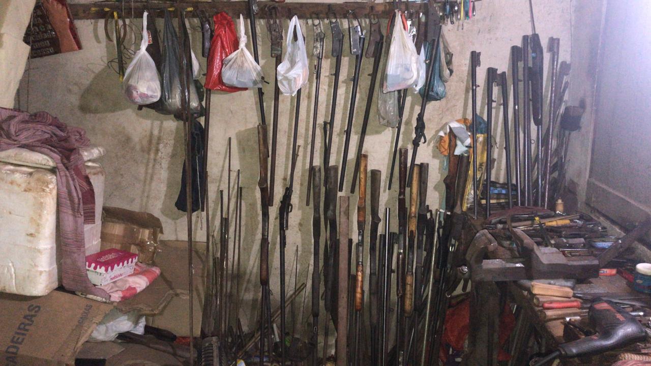 POLÍCIA CIVIL DESMONTA UMA FÁBRICA CLANDESTINA DE ARMAS EM LARANJAL DO JARI